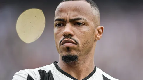 Marlon Freitas durante confronto contra o São Paulo no Brasileirão 2024.