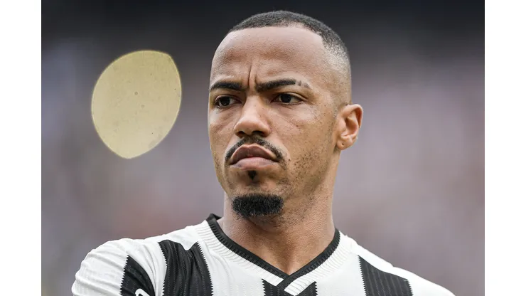 Marlon Freitas durante confronto contra o São Paulo no Brasileirão 2024.