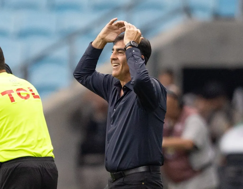 Gustavo Quinteros tecnico do Gremio durante partida contra o Flamengo no estadio Arena do Gremio pelo campeonato Brasileiro A 2025. Foto: Liamara Polli/AGIF