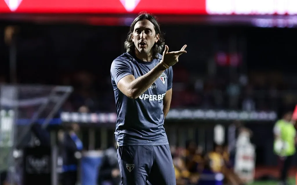 Luis Zubeldia técnico do São Paulo reclama com a arbitragem durante partida contra o Alianza Lima no estadio Morumbi pelo campeonato Copa Libertadores 2025. Foto: Fabio Giannelli/AGIF