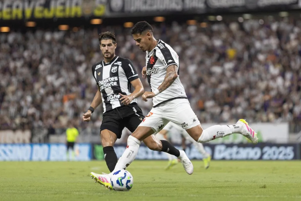 Pedro Raul jogador do Ceara durante partida contra o Vasco na Arena Castelao pelo campeonato Brasileiro A 2025. Foto: Lucas Emanuel/AGIF