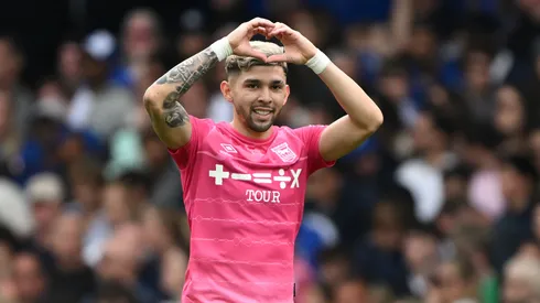 Julio Enciso, do Ipswich, comemora após marcar durante a partida da Premier League entre Chelsea FC e Ipswich Town FC em Stamford Bridge em 13 de abril de 2025 em Londres, Inglaterra. (Foto de Mike Hewitt/Getty Images)