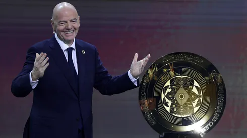 O presidente da FIFA, Gianni Infantino, apresenta o Troféu da Copa do Mundo de Clubes da FIFA durante o sorteio da Copa do Mundo de Clubes da FIFA de 2025 nos Estúdios Telemundo em 05 de dezembro de 2024 em Miami, Flórida. (Foto de Brennan Asplen/Getty Images)