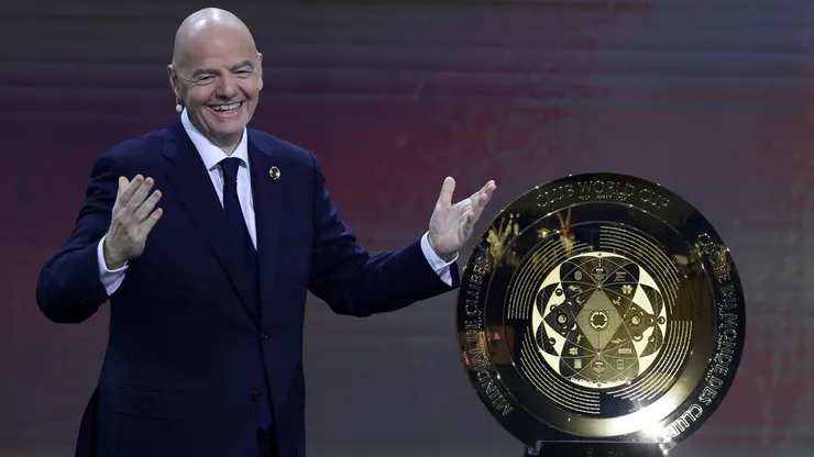 O presidente da FIFA, Gianni Infantino, apresenta o Troféu da Copa do Mundo de Clubes da FIFA durante o sorteio da Copa do Mundo de Clubes da FIFA de 2025 nos Estúdios Telemundo em 05 de dezembro de 2024 em Miami, Flórida. (Foto de Brennan Asplen/Getty Images)