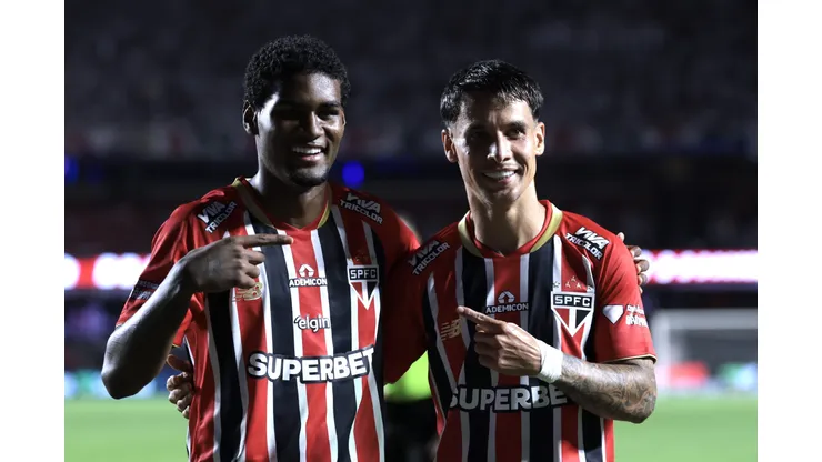 Lucas Ferreira e Ferreirinha durante confronto contra o Cruzeiro no Brasileirão 2025.