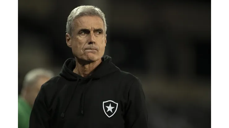 Luís Castro durante confronto contra o Athletico-PR na Copa do Brasil de 2023.