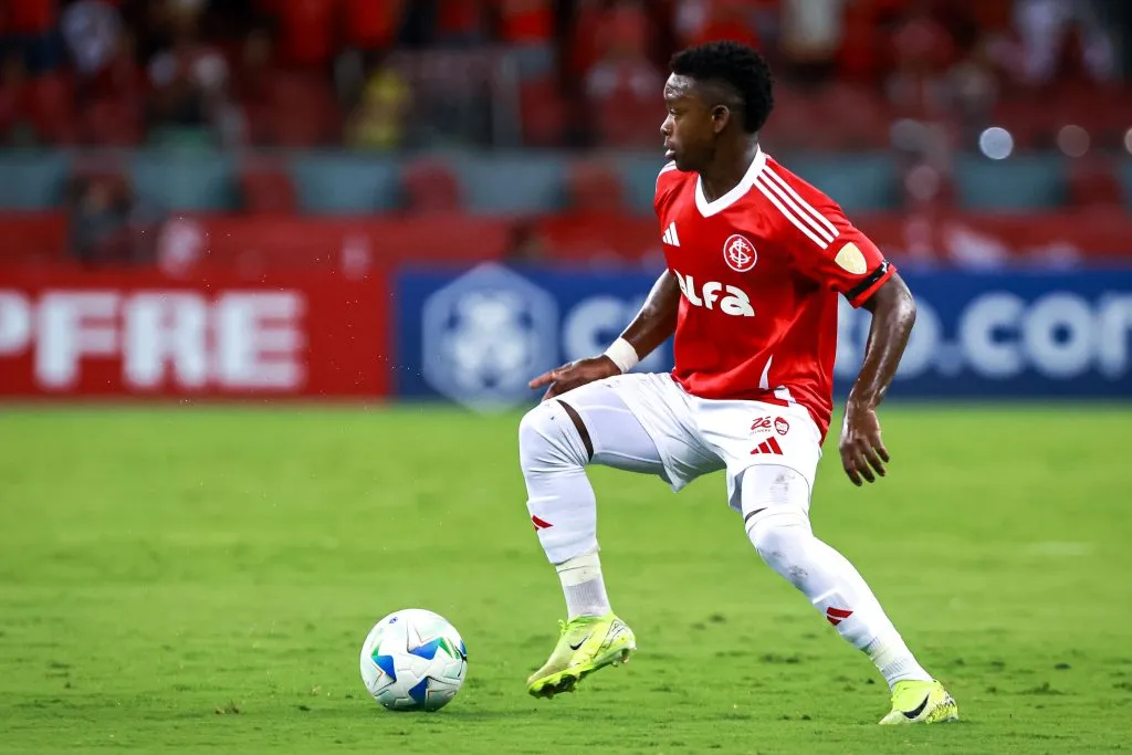 Johan Carbonero jogador do Internacional durante partida contra o Atlético Nacional no Beira-Rio pelo campeonato Copa Libertadores 2025. Foto: Maxi Franzoi/AGIF