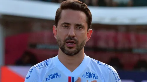 Everton Ribeiro durante confronto contra o Vitória no Campeonato Baiano de 2025.