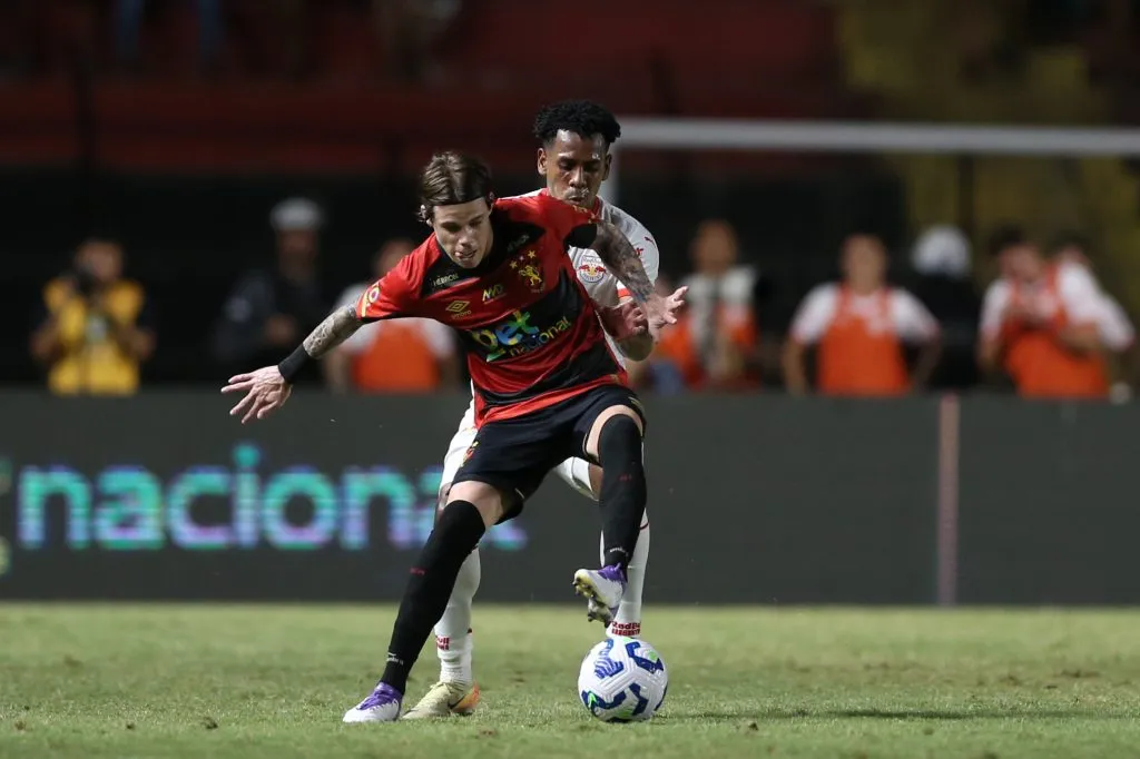 Chrystian Barletta jogador do Sport durante a partida entre Sport e Red Bull Bragantino na Ilha do Retiro em Recife (PE), pelo campeonato brasileiro A 2025. Foto: Marlon Costa/AGIF