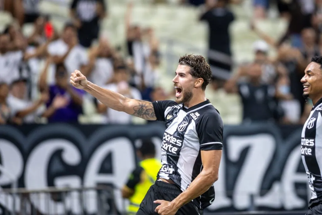 SP – FORTALEZA – 05/04/2025 – BRASILEIRO A 2025, CEARA X GREMIO – Pedro Raul jogador do Ceara comemora seu gol durante partida contra o Gremio no estadio Arena Castelao pelo campeonato Brasileiro A 2025. Foto: Baggio Rodrigues/AGIF