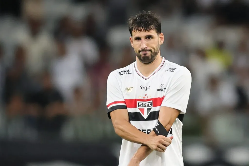 SP – BELO HORIZONTE – 06/04/2025 – BRASILEIRO A 2025, ATLETICO-MG X SAO PAULO – Calleri jogador do Sao Paulo lamenta expulsao durante partida contra o Atletico-MG no estadio Mineirao pelo campeonato Brasileiro A 2025. Foto: Gilson Lobo/AGIF