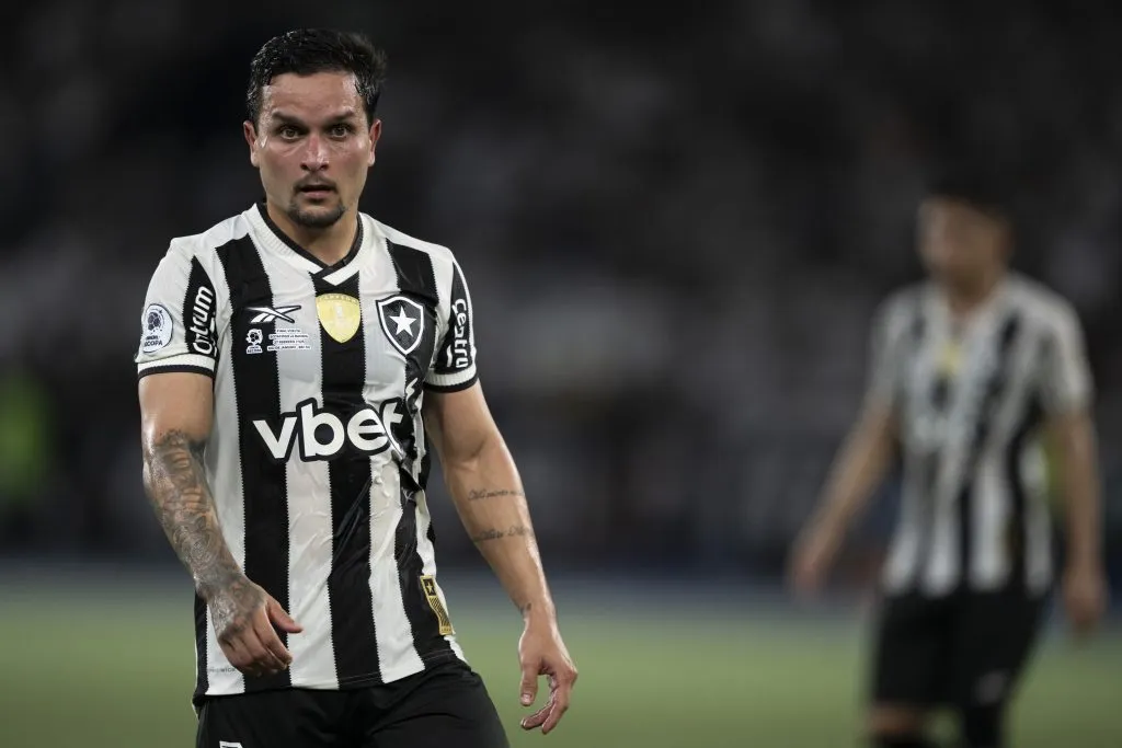 RJ – RIO DE JANEIRO – 27/02/2025 – RECOPA SUL-AMERICANA 2025, BOTAFOGO X RACING – Artur jogador do Botafogo durante partida contra o Racing no estadio Engenhao pelo campeonato Recopa Sul-americana 2025. Foto: Jorge Rodrigues/AGIF