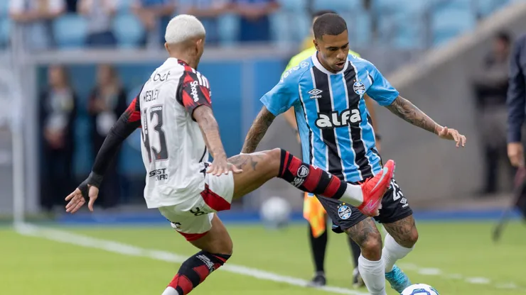 Lucas Esteves jogador do Gremio disputa lance com Wesley jogador do Flamengo durante partida no estadio Arena do Gremio pelo campeonato Brasileiro A 2025.