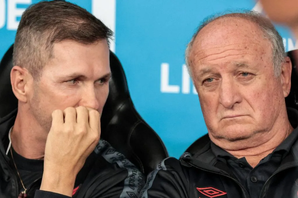 PR – CURITIBA – 06/06/2023 – LIBERTADORES 2023, ATHLETICO-PR X LIBERTAD – Paulo Turra tecnico e Luiz Felipe Scolari diretor tecnico do Athletico-PR durante partida contra o Libertad no estadio Arena da Baixada pelo campeonato Libertadores 2023. Foto: Robson Mafra/AGIF