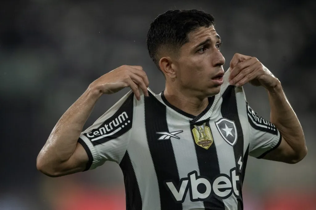 RJ – RIO DE JANEIRO – 16/04/2025 – BRASILEIRO A 2025, BOTAFOGO X SAO PAULO – Savarino jogador do Botafogo comemora seu gol durante partida contra o Sao Paulo no estadio Engenhao pelo campeonato Brasileiro A 2025. Foto: Thiago Ribeiro/AGIF