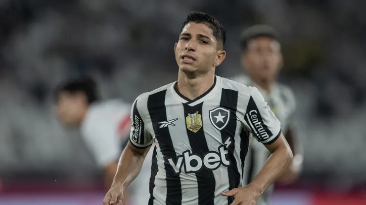 RJ - RIO DE JANEIRO - 16/04/2025 - BRASILEIRO A 2025, BOTAFOGO X SAO PAULO - Savarino jogador do Botafogo comemora seu gol durante partida contra o Sao Paulo no estadio Engenhao pelo campeonato Brasileiro A 2025. Foto: Thiago Ribeiro/AGIF
