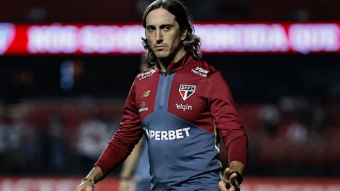 SP - SAO PAULO - 10/04/2025 - COPA LIBERTADORES 2025, SAO PAULO X ALIANZA LIMA - Luis Zubeldia tecnico do Sao Paulo antes da partida contra o Alianza Lima no estadio Morumbi pelo campeonato Copa Libertadores 2025. Foto: Fabio Giannelli/AGIF