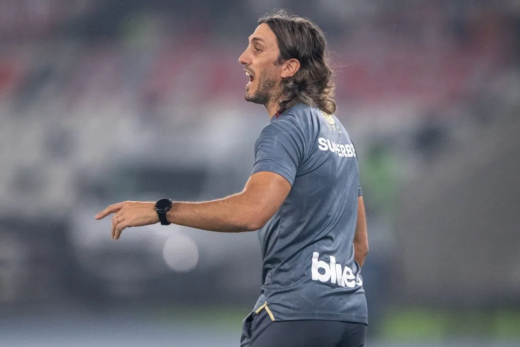 RJ – RIO DE JANEIRO – 16/04/2025 – BRASILEIRO A 2025, BOTAFOGO X SAO PAULO – Luis Zubeldia tecnico do Sao Paulo durante partida contra o Botafogo no estadio Engenhao pelo campeonato Brasileiro A 2025. Foto: Thiago Ribeiro/AGIF