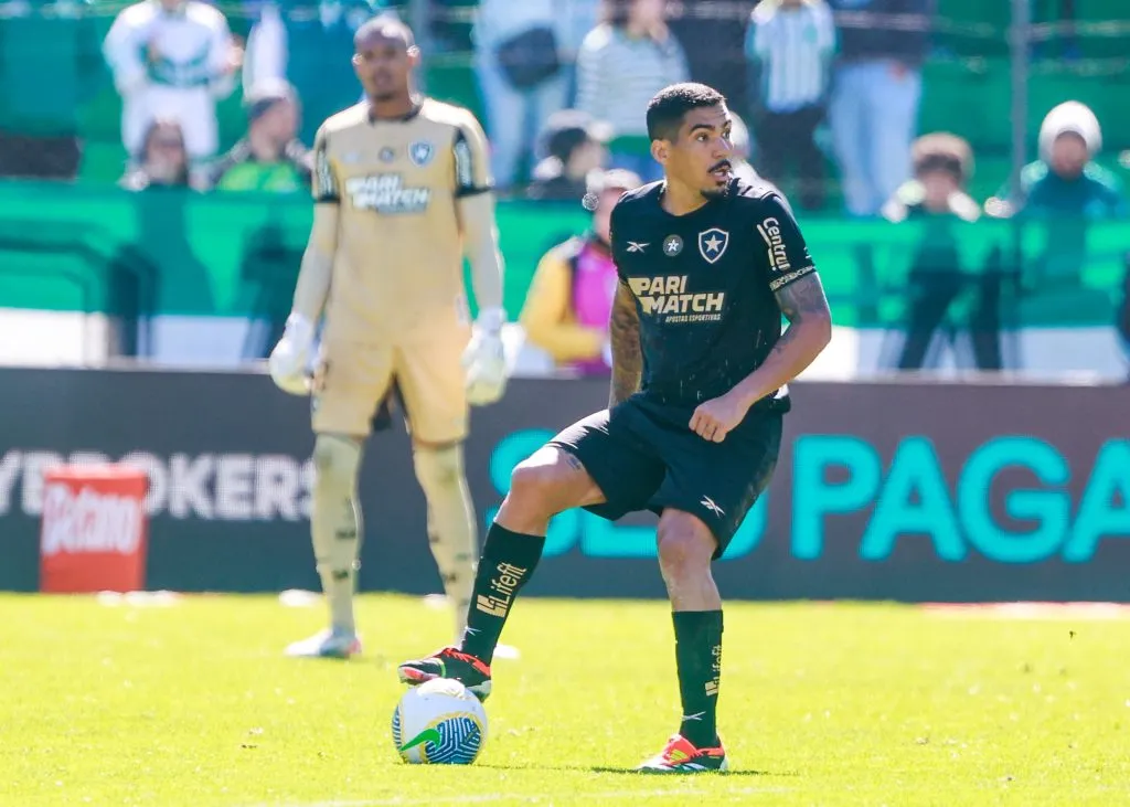 RS – CAXIAS DO SUL – 11/08/2024 – BRASILEIRO A 2024, JUVENTUDE X BOTAFOGO – Allan jogador do Botafogo durante partida contra o Juventude no estadio Alfredo Jaconi pelo campeonato Brasileiro A 2024. Foto: Luiz Erbes/AGIF