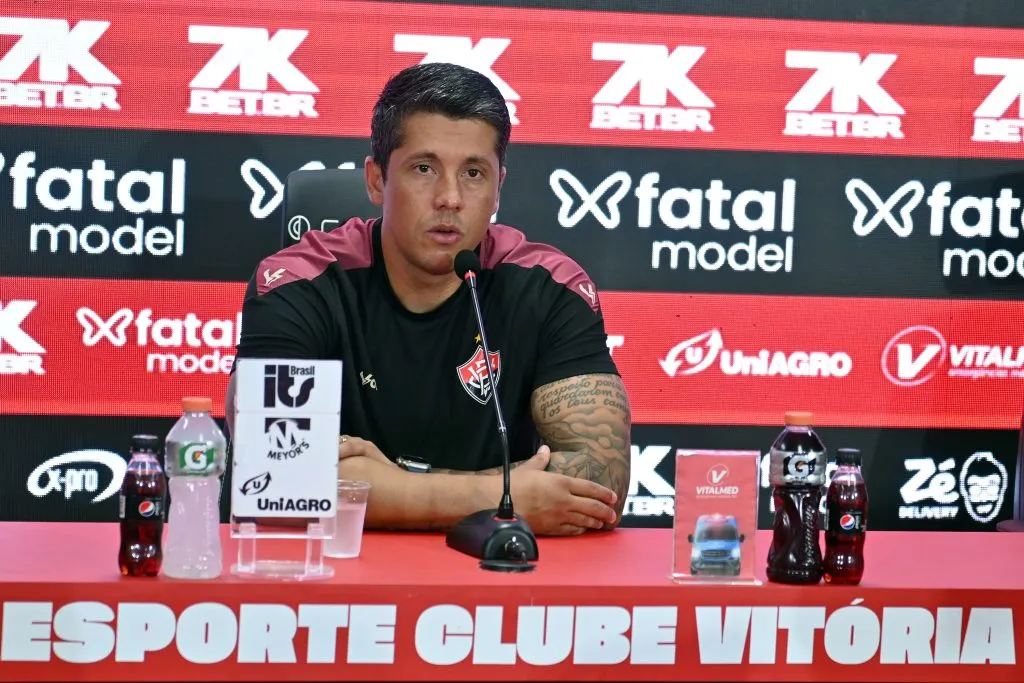 BA – SALVADOR – 19/03/2025 – COPA DO NORDESTE 2025, VITORIA X SPORT – Thiago Carpini, tecnico do Vitoria durante partida contra o Sport no estadio Barradao pelo campeonato Copa Do Nordeste 2025. Foto: Walmir Cirne/AGIF