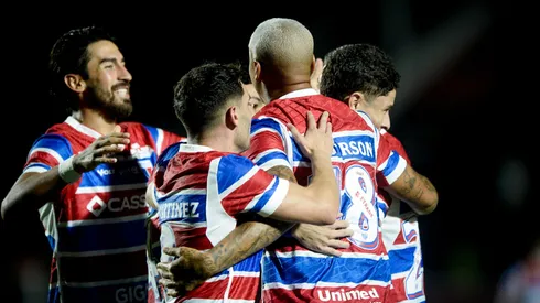 Fortaleza comemorando seu único gol na derrota para o Vitória. Jhony Pinho/AGIF