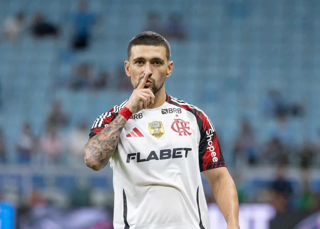 RS – PORTO ALEGRE – 13/04/2025 – BRASILEIRO A 2025, GREMIO X FLAMENGO – Giogian De Arrascaeta jogador do Flamengo comemora seu gol durante partida contra o Gremio no estadio Arena do Gremio pelo campeonato Brasileiro A 2025. Foto: Liamara Polli/AGIF