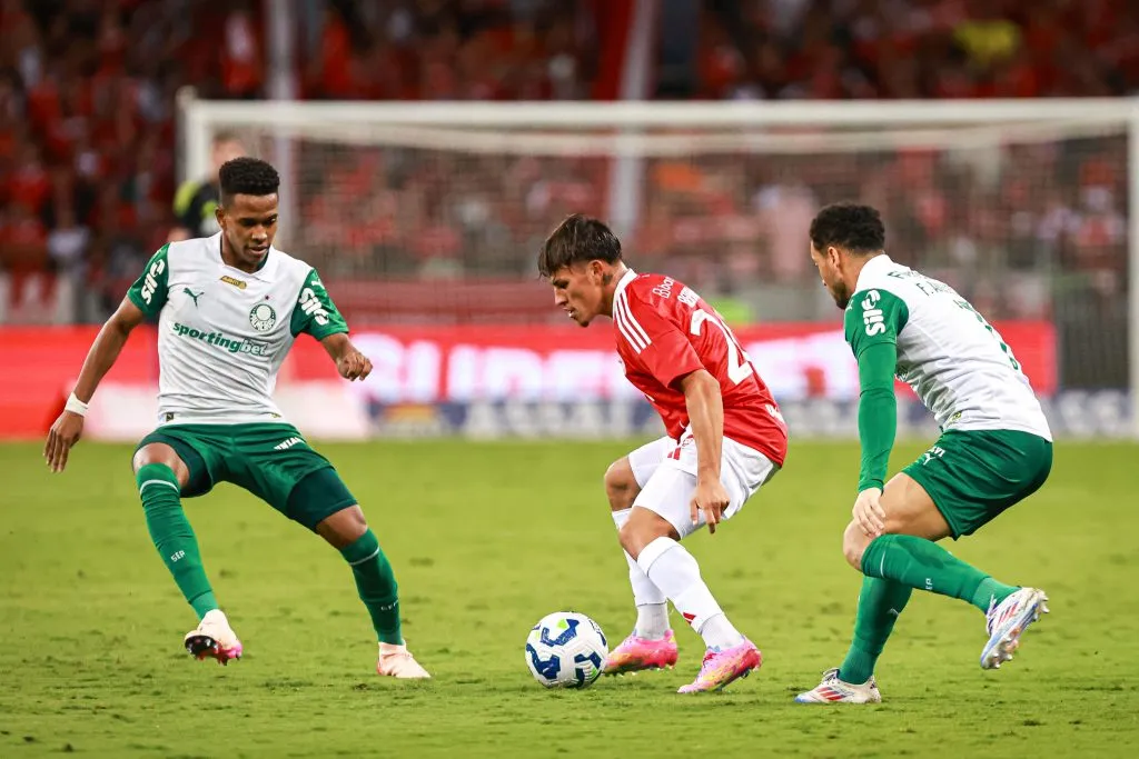 Alexandro Bernabei jogador do Internacional durante partida contra o Palmeiras no estadio Beira-Rio pelo campeonato Brasileiro A 2025. Foto: Maxi Franzoi/AGIF