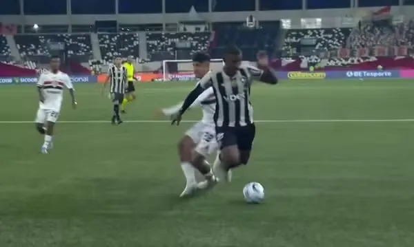 Lance polêmico em Botafogo x São Paulo. Foto: Reprodução