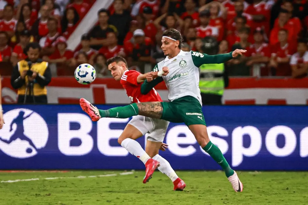 Rafael Borre jogador do Internacional disputa lance com Richard Rios jogador do Palmeiras durante partida no Beira-Rio pelo campeonato Brasileiro A 2025. Foto: Maxi Franzoi/AGIF