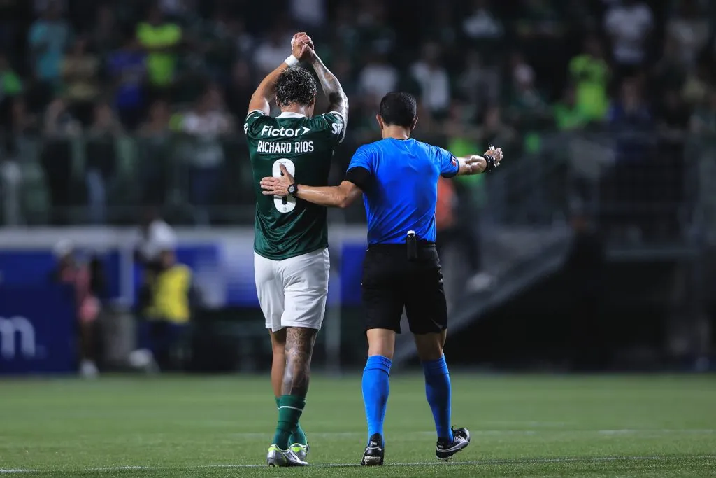 Richard Rios jogador do Palmeiras pede desculpas a torcida do Palmeiras ao ser substituído durante partida contra o Cerro Porteño na Arena Allianz Parque pelo campeonato Copa Libertadores 2025. Foto: Ettore Chiereguini/AGIF