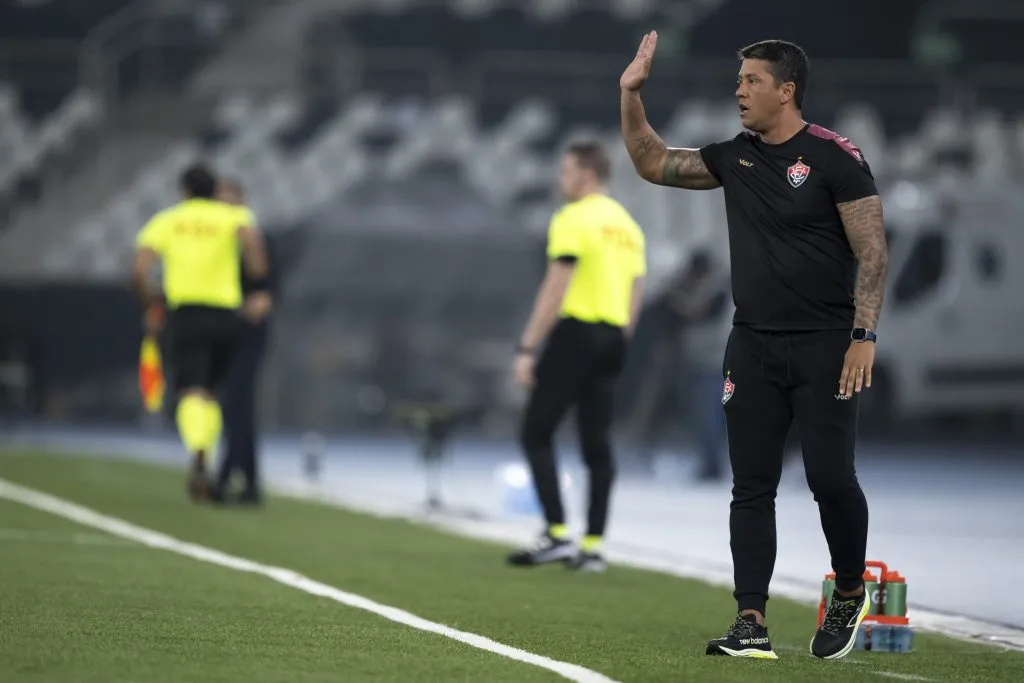 Thiago Carpini técnico do Vitoria durante partida contra o Botafogo pelo campeonato Brasileiro A 2024. Foto: Jorge Rodrigues/AGIF