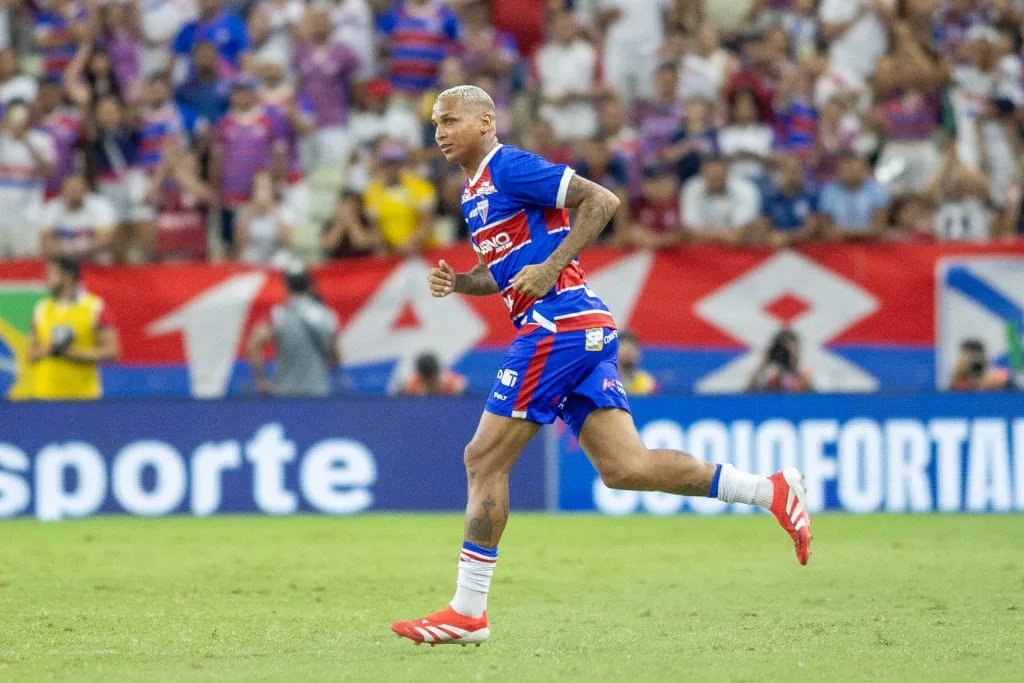 Deyverson jogador do Fortaleza durante partida contra o Fluminense pelo campeonato Brasileiro A 2025. Foto: Baggio Rodrigues/AGIF