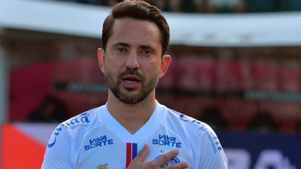 Everton Ribeiro celebrou os três pontos – Foto: Walmir Cirne/AGIF.