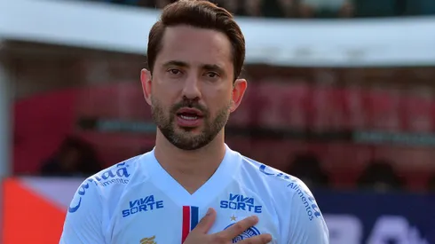 Everton Ribeiro, jogador do Bahia durante execucao do hino nacional antes da partida contra o Vitoria no estadio Barradao pelo campeonato Baiano 2025. Foto: Walmir Cirne/AGIF