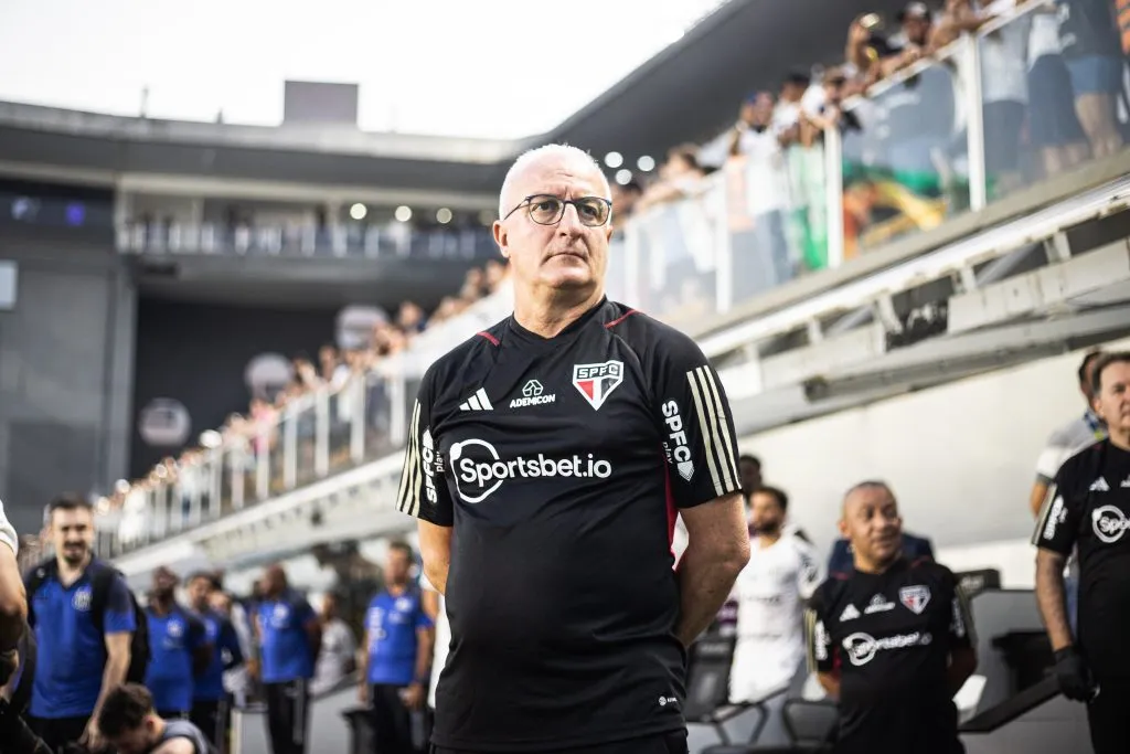 SP – SANTOS – 12/11/2023 – BRASILEIRO A 2023, SANTOS X SAO PAULO – Dorival Junior tecnico do Sao Paulo durante partida contra o Santos no estadio Vila Belmiro pelo campeonato Brasileiro A 2023. Foto: Abner Dourado/AGIF