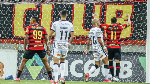 Jogadores do Corinthians e Sport durante lance do gol de Paulinho Moccelin em partida no estádio Arena Pernambuco pelo campeonato Brasileiro A 2021. Foto: Paulo Paiva/AGIF