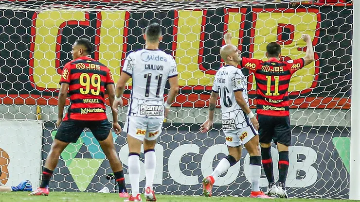 Jogadores do Corinthians e Sport durante lance do gol de Paulinho Moccelin em partida no estádio Arena Pernambuco pelo campeonato Brasileiro A 2021. Foto: Paulo Paiva/AGIF
