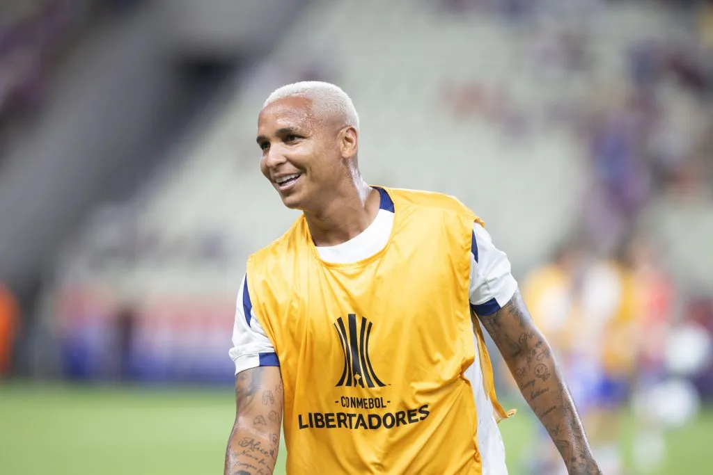 Deyverson durante aquecimento para partida contra o Racing na Libertadores de 2025. Foto: Baggio Rodrigues/AGIF