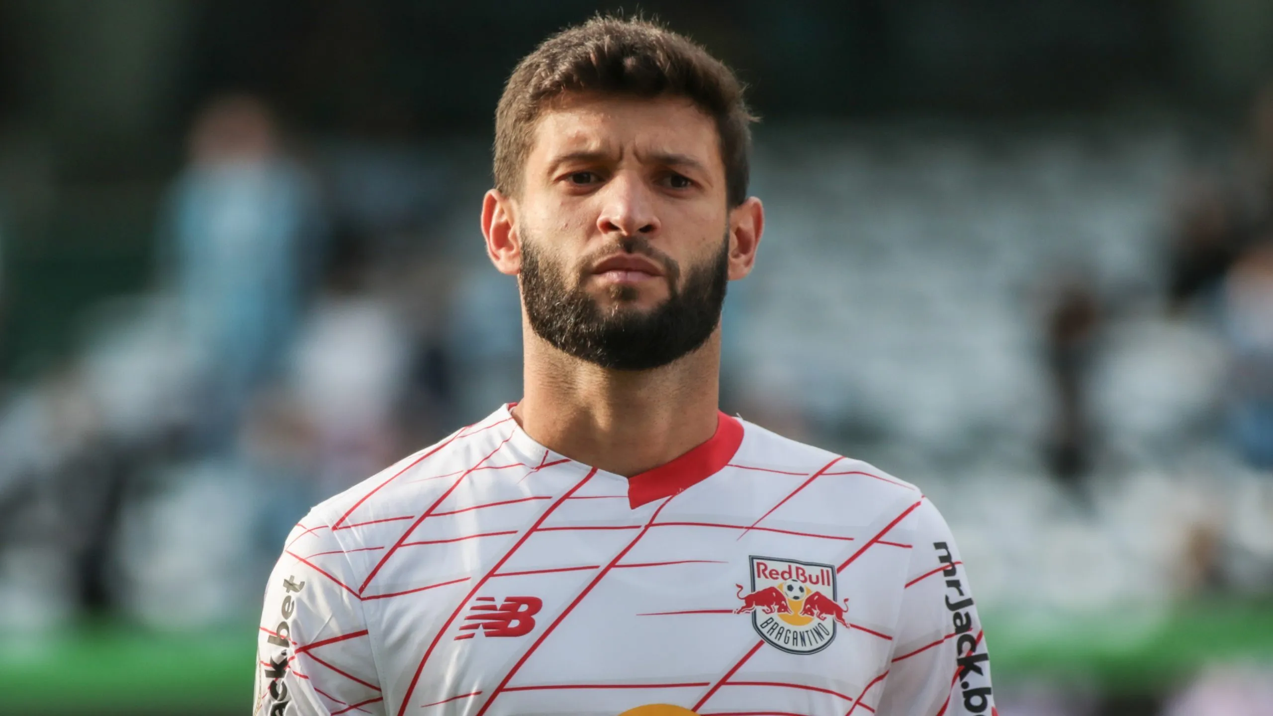 PR – CURITIBA – 01/06/2024 – BRASILEIRO A 2024, GREMIO X BRAGANTINO – Juninho Capixaba jogador do Bragantino durante execucao do hino nacional antes da partida contra o Gremio no estadio Couto Pereira pelo campeonato Brasileiro A 2024. Foto: Robson Mafra/AGIF