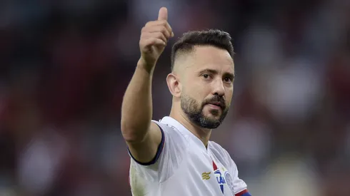 RJ – RIO DE JANEIRO – 20/06/2024 – BRASILEIRO A 2024, FLAMENGO X BAHIA – Everton Ribeiro jogador do Bahia cumprimenta a torcida do flamengo apos partida contra o Bahia no estadio Maracana pelo campeonato Brasileiro A 2024. Foto: Alexandre Loureiro/AGIF