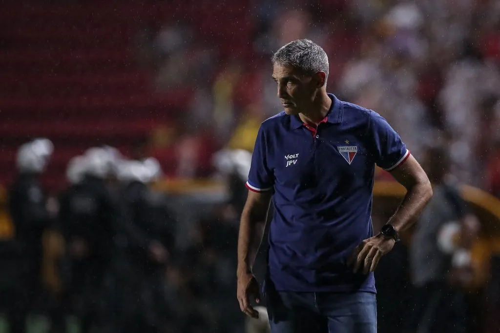 Juan Pablo Vojvoda tecnico do Fortaleza durante partida contra o Sport no estadio Ilha do Retiro pelo campeonato Copa Do Nordeste 2025. Foto: Rafael Vieira/AGIF