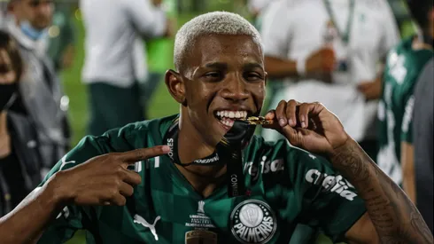 Ex-Palmeiras posta foto usando camisa de rival no Brasileirão