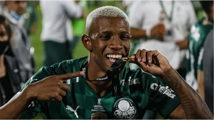 Ex-Palmeiras posta foto usando camisa de rival no Brasileirão
