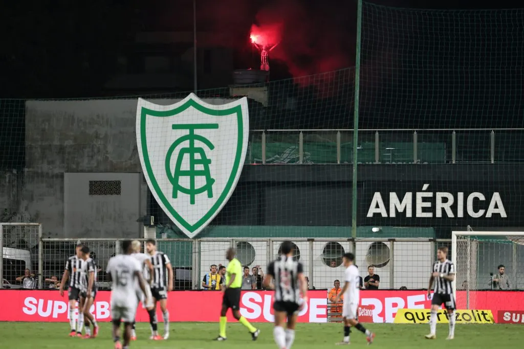 MG – BELO HORIZONTE – 20/11/2024 – BRASILEIRO A 2024, ATLETICO-MG X BOTAFOGO – Torcedor solitario do Atletico-MG acende sinalizador durante partida contra Botafogo no estadio Independencia pelo campeonato Brasileiro A 2024. Foto: Gilson Lobo/AGIF