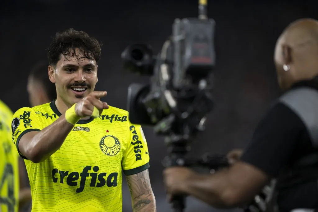 leiroRJ – RIO DE JANEIRO – 14/08/2024 – COPA LIBERTADORES 2024, BOTAFOGO X PALMEIRAS – Mauricio jogador do Palmeiras comemora seu gol durante partida contra o Botafogo no estadio Engenhao pelo campeonato Copa Libertadores 2024. Foto: Jorge Rodrigues/AGIF