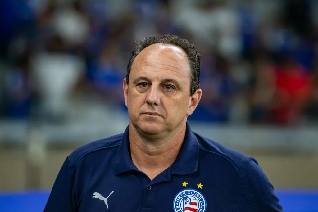 Rogério Ceni durante partida contra o Cruzeiro no Campeonato Brasileiro de 2025. Foto: Fernando Moreno/AGIF