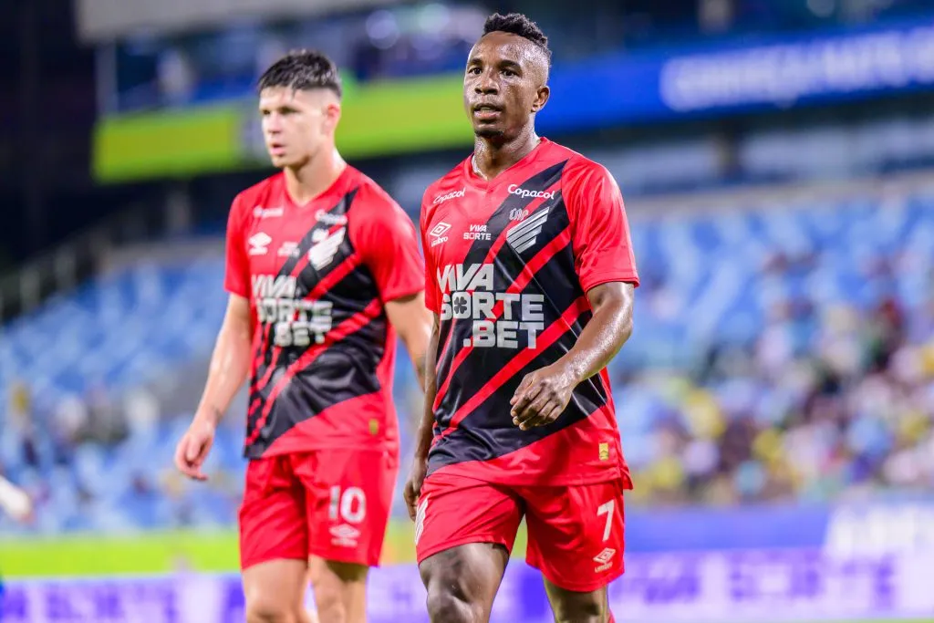 MT – CUIABA – 15/04/2025 – BRASILEIRO B 2025, CUIABA X ATHLETICO-PR – Kevin Velasco e Zapelli jogadores do Athletico-PR durante partida contra o Cuiaba no estadio Arena Pantanal pelo campeonato Brasileiro B 2025. Foto: Francisco Alves/AGIF