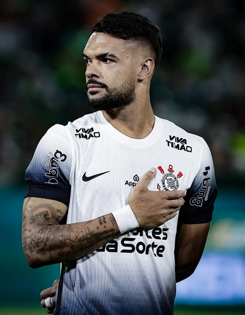 SP – BARUERI – 12/04/2025 – BRASILEIRO A 2025, PALMEIRAS X CORINTHIANS – Raniele jogador do Corinthians durante execucao do hino nacional antes da partida contra o Palmeiras no estadio Arena Barueri pelo campeonato Brasileiro A 2025. Foto: Fabio Giannelli/AGIF