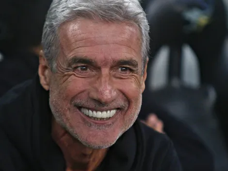 Luís Castro assinando para comandar Grêmio tem aprovação da torcida