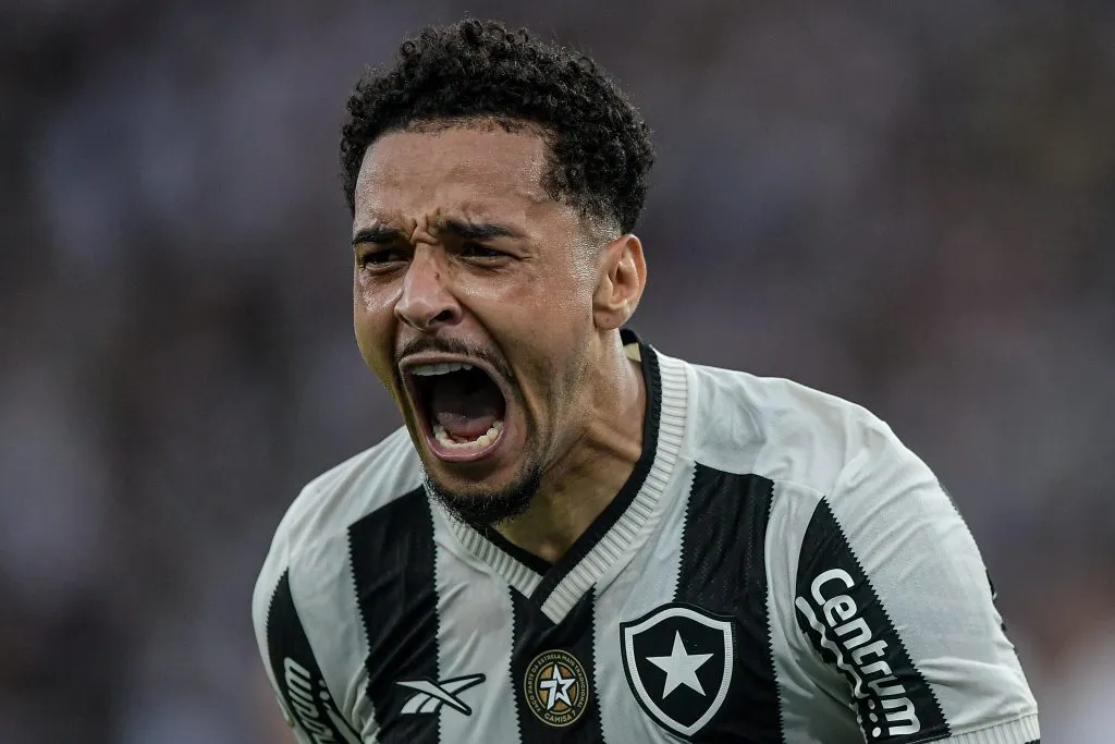 RJ – RIO DE JANEIRO – 08/12/2024 – BRASILEIRO A 2024, BOTAFOGO X SAO PAULO – Gregore jogador do Botafogo comemora seu gol durante partida contra o Sao Paulo no estadio Engenhao pelo campeonato Brasileiro A 2024. Foto: Thiago Ribeiro/AGIF